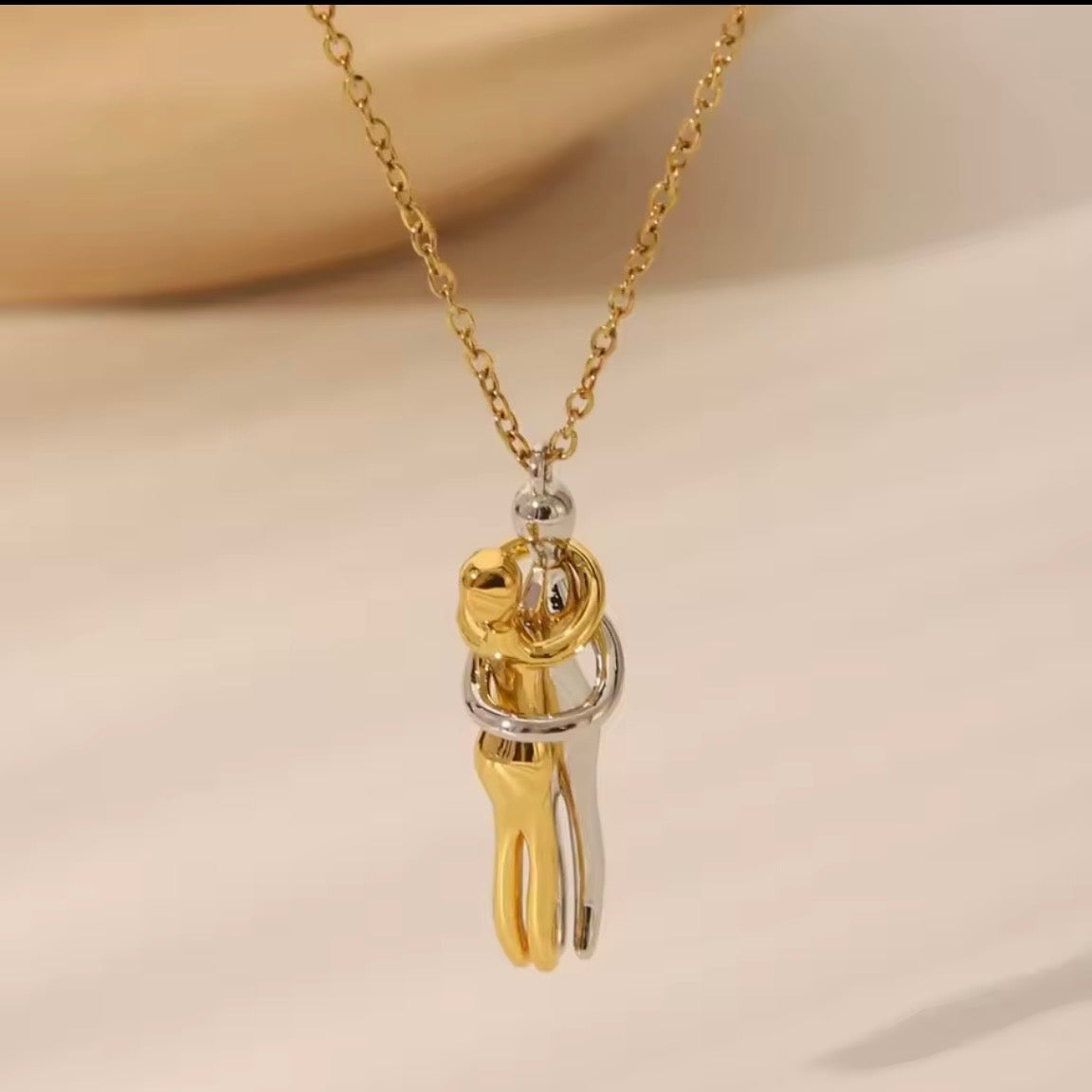 Ατσάλινο Κολιέ Με Ζευγάρι Αγκαλία - Hug Necklace