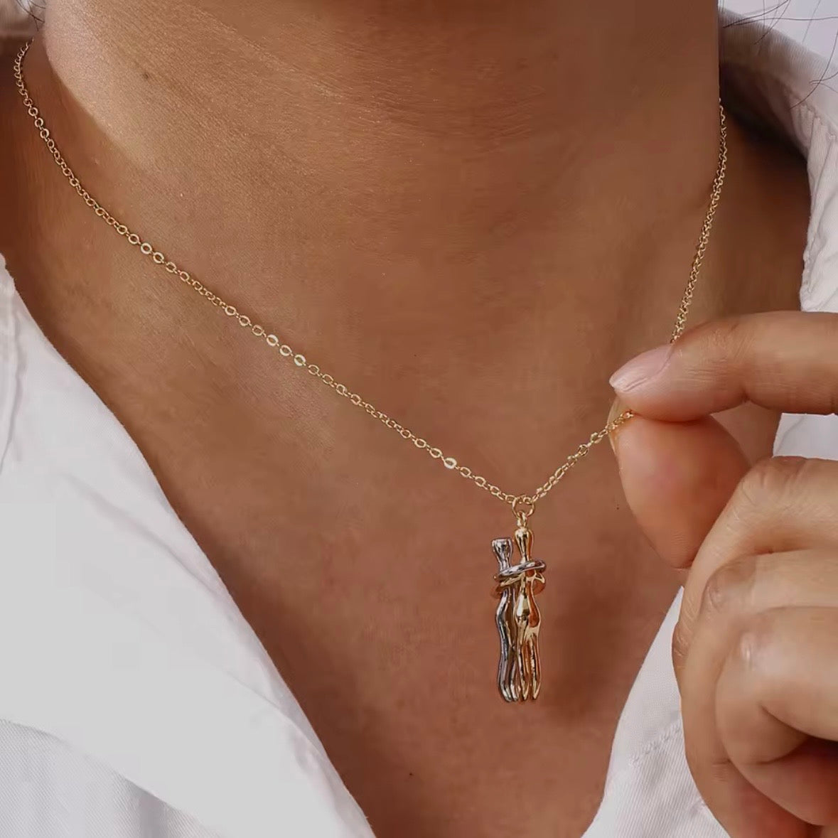 Ατσάλινο Κολιέ Με Ζευγάρι Αγκαλία - Hug Necklace