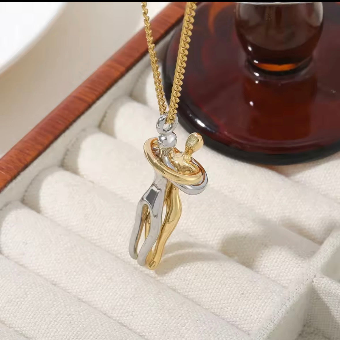 Ατσάλινο Κολιέ Με Ζευγάρι Αγκαλία - Hug Necklace