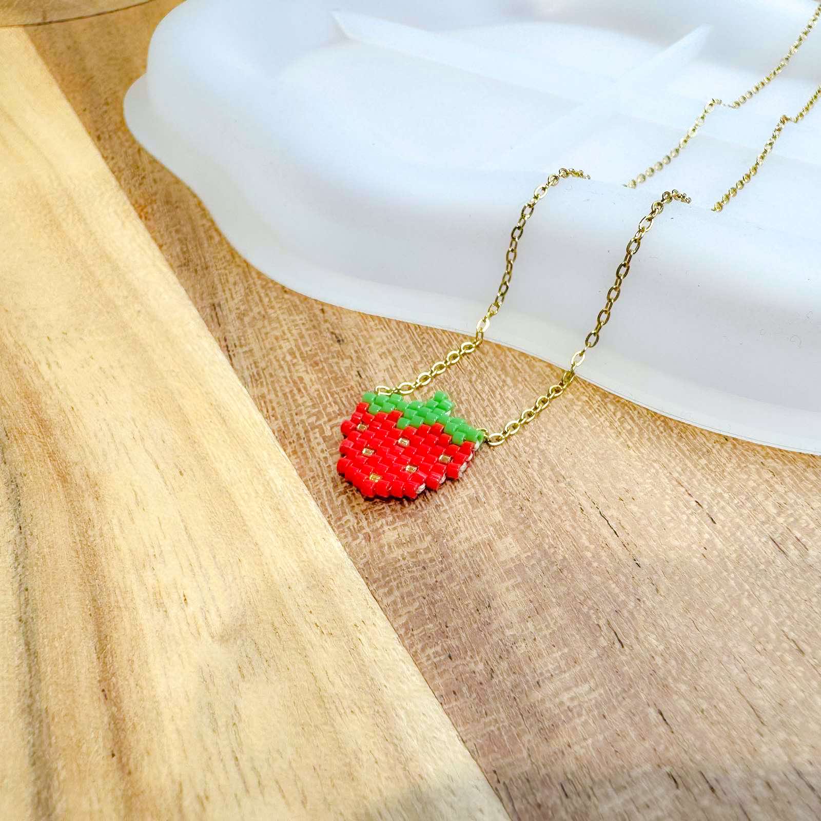 Ατσάλινο Μακραμέ Κολιέ - Macrame Strawberry Necklace